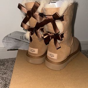 UGG BAILEY BOW SIZE 8